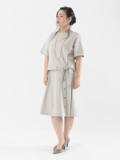 日本製生地２点セット（裾リボントップス＋膝丈フレアスカート） / 大きいサイズ ペールアッシュ