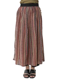 一枚で凝ったスタイルを表現できる重ね着風デザイン総柄パンツスカート