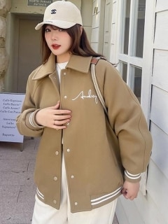 【LL-5L】裏キルティングのあったか胸ロゴ刺繍デザインジャケット　大きいサイズ レディース