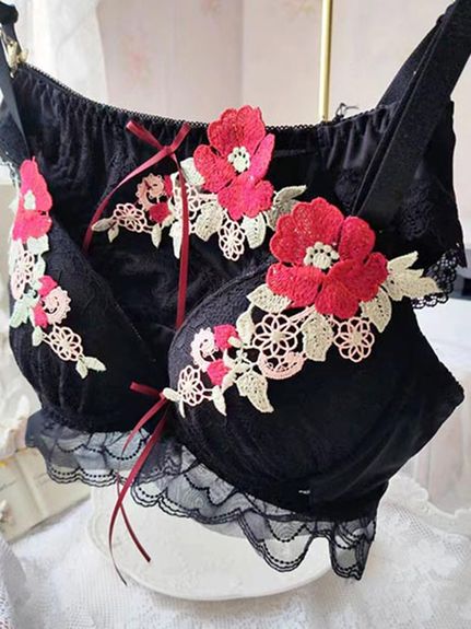 大きな花刺繍入りのガーリーなブラショーツセット　大きいサイズレディース（ブラ＆ショーツセット）sanmaru（サンマル）  01