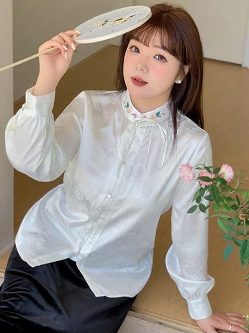 Alinoma】【新着】刺繍入りスタンドカラー 花柄ジャガードのホワイト 