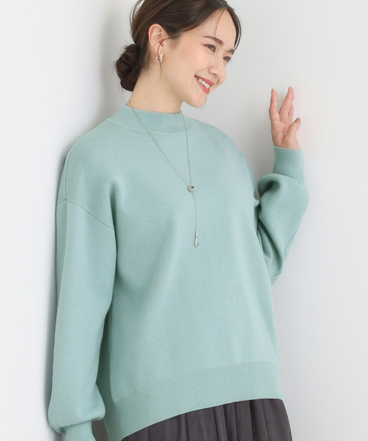 【洗える/毛玉レス】表面がきれいなハイネックバックスリットニット1