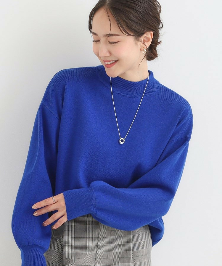 【洗える/毛玉レス】表面がきれいなハイネックバックスリットニット1