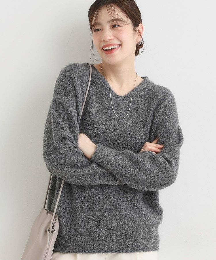 ふわふわVネックニット1
