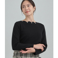 スカラップネックが上品 ビジューニット