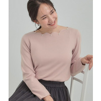 スカラップネックが上品 ビジューニット