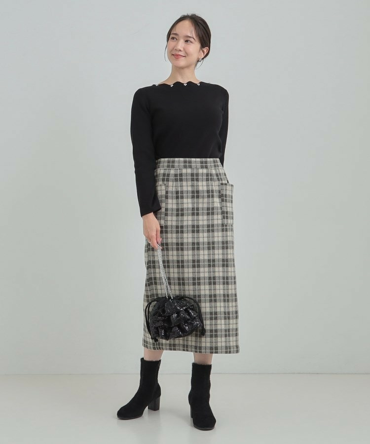 スカラップネックが上品 ビジューニット8