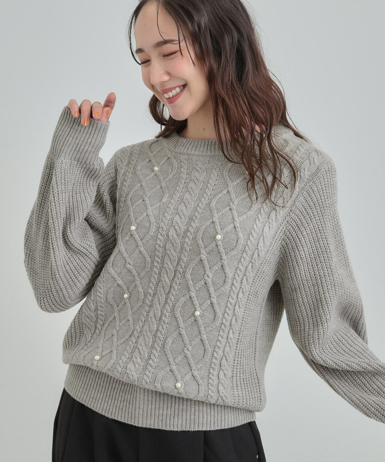 フェイクパールで上品見え ケーブルパール調ニット1