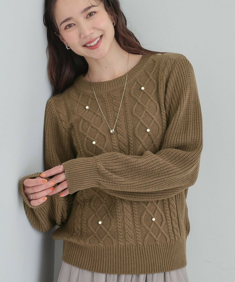 フェイクパールで上品見え ケーブルパール調ニット1