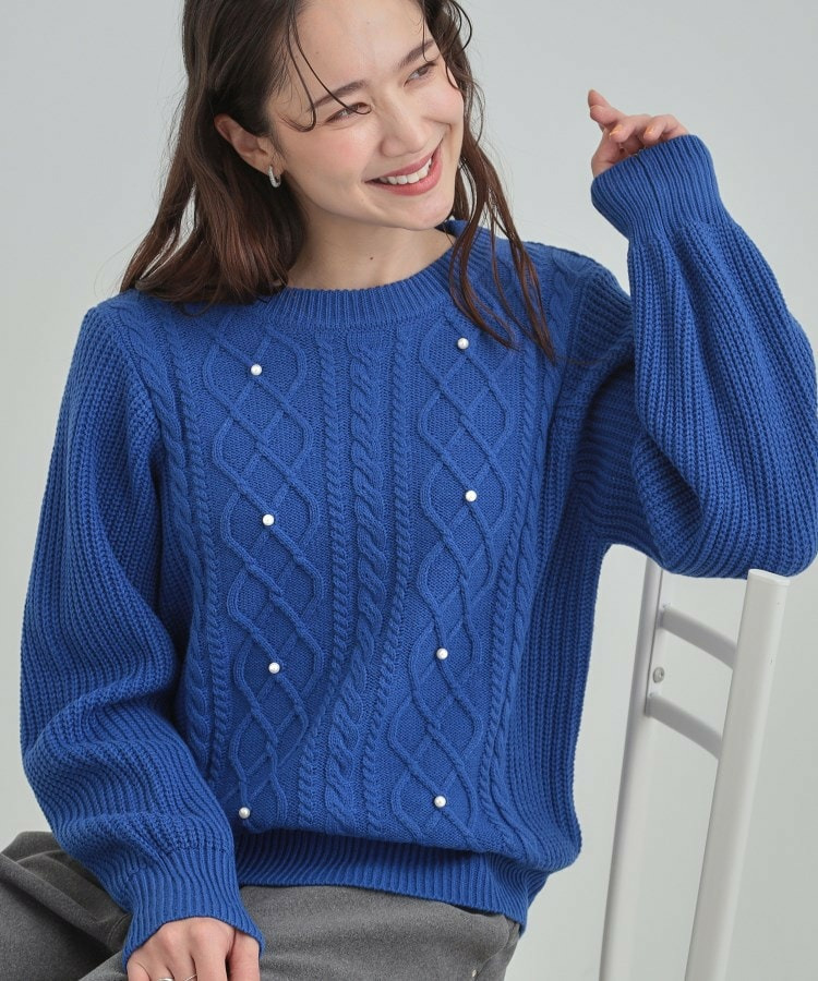 フェイクパールで上品見え ケーブルパール調ニット1