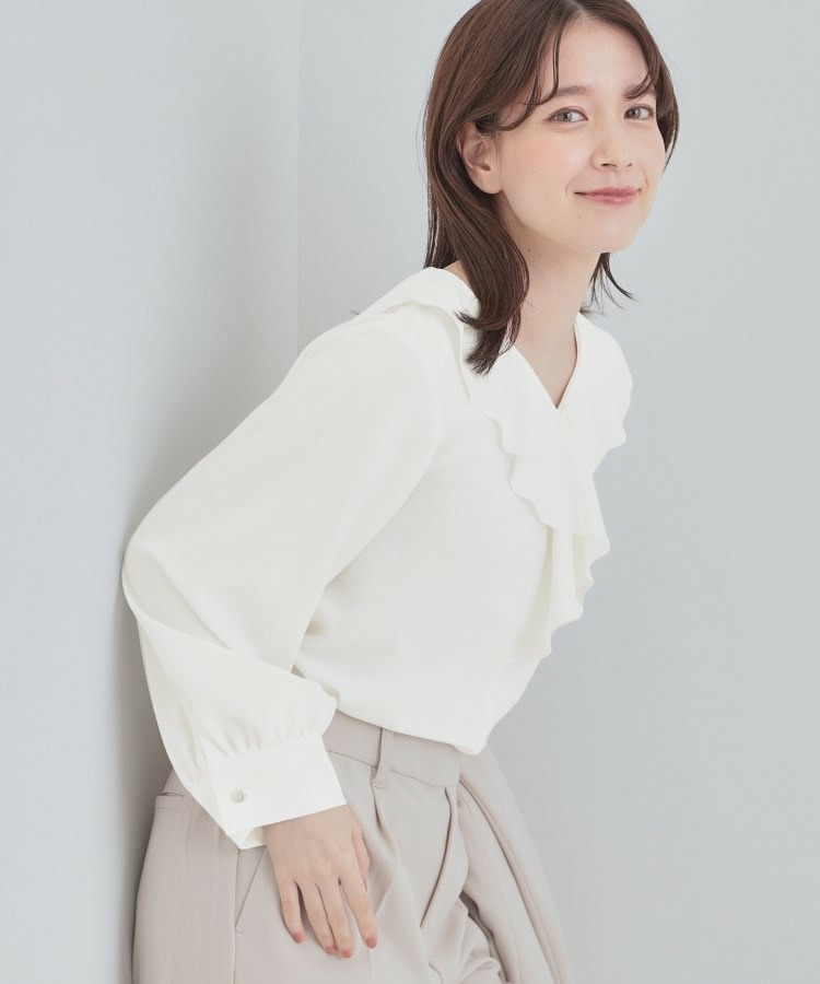 お顔周りを華やかに。フリルブラウス