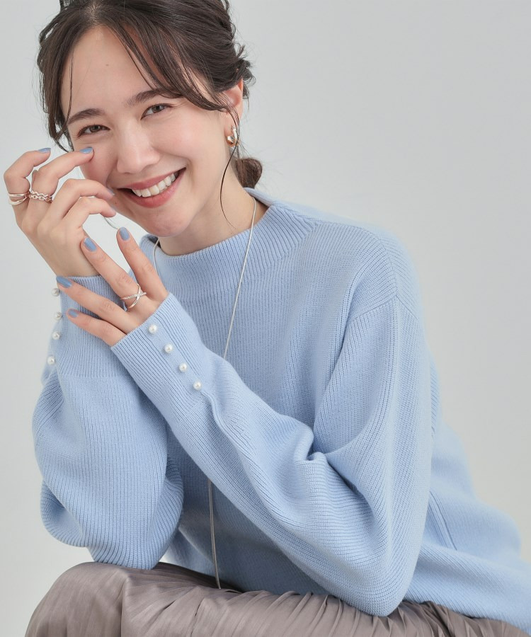 【洗える／毛玉になりにくい】お袖パールで上品な ハイネックニット