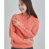 【洗濯機可/毛玉になりにくい】お袖パールで上品な ハイネックニット