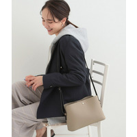 コンパクトながらしっかり入る 一枚革風 3層ショルダーバッグ