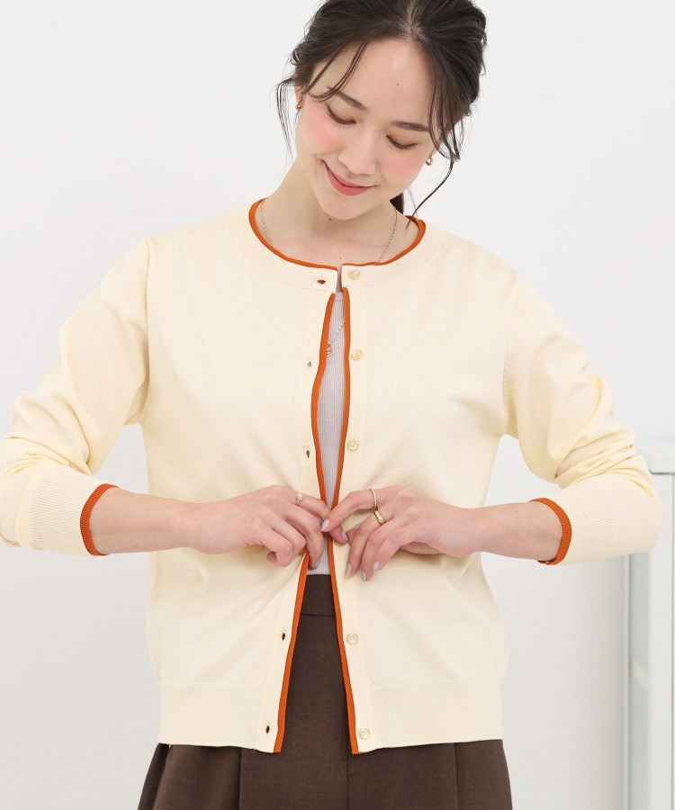 配色がコーデのアクセントに レイヤード風クルーカーディガン