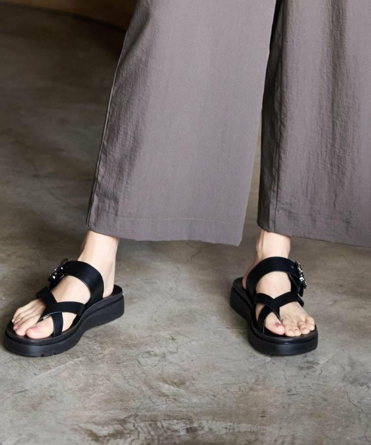 キラキラベルトがアクセント 親指トングサンダル