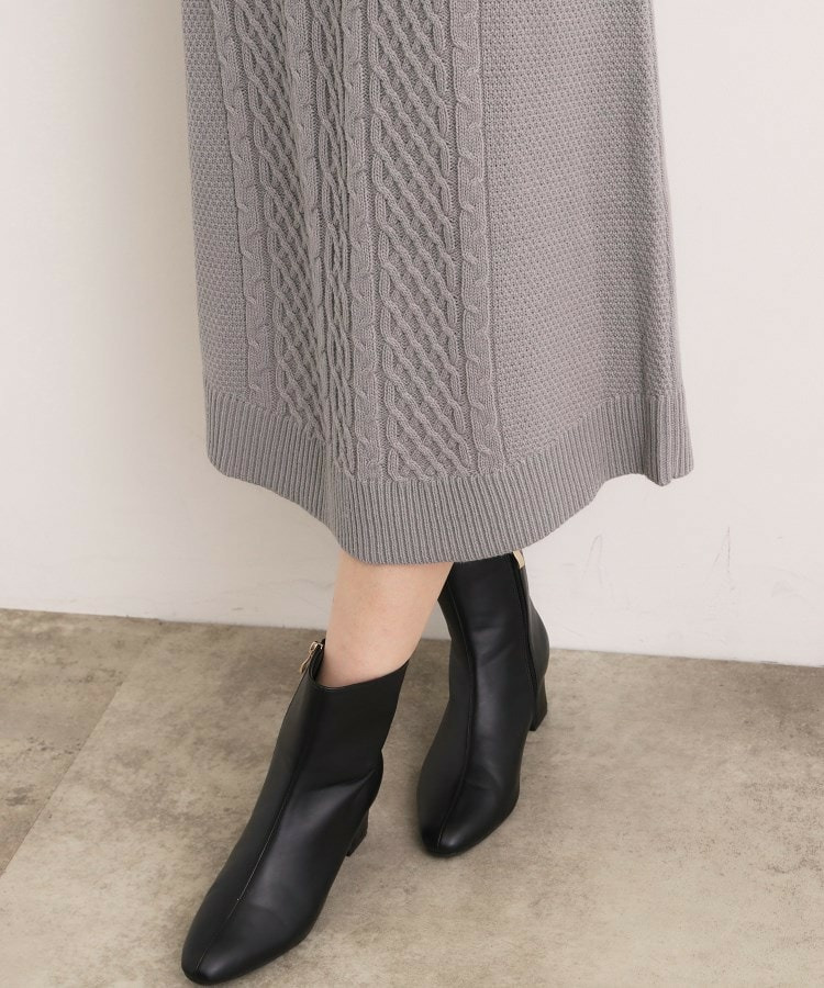 一枚で華やぐ、袖布帛ケーブルニットワンピース19