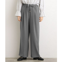 【石川梨華さん着用】きれい見えとリラックス感を両立。秋の大人カジュアルに効くイージーパンツ