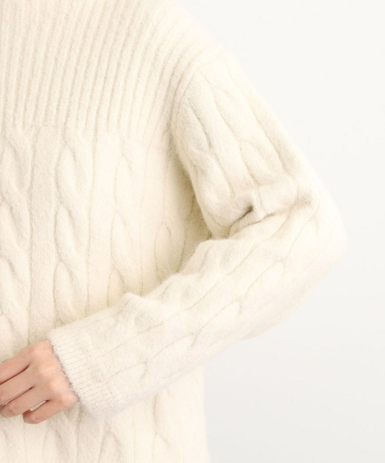 ふんわり包み込む ケーブルボートネックニット22