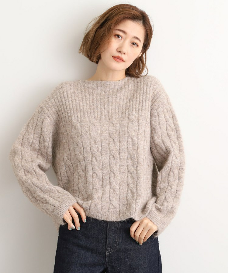 ふんわり包み込む ケーブルボートネックニット1
