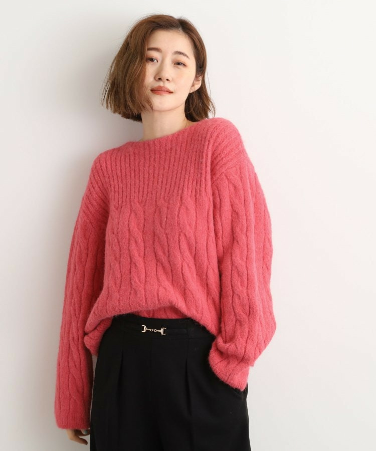 ふんわり包み込む ケーブルボートネックニット1
