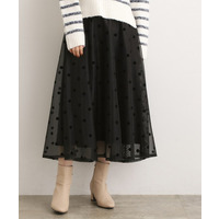 甘さを抑えて、品よく華やぐ　メッシュフロッキードットスカート
