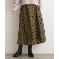 甘さを抑えて、品よく華やぐ　メッシュフロッキードットスカート