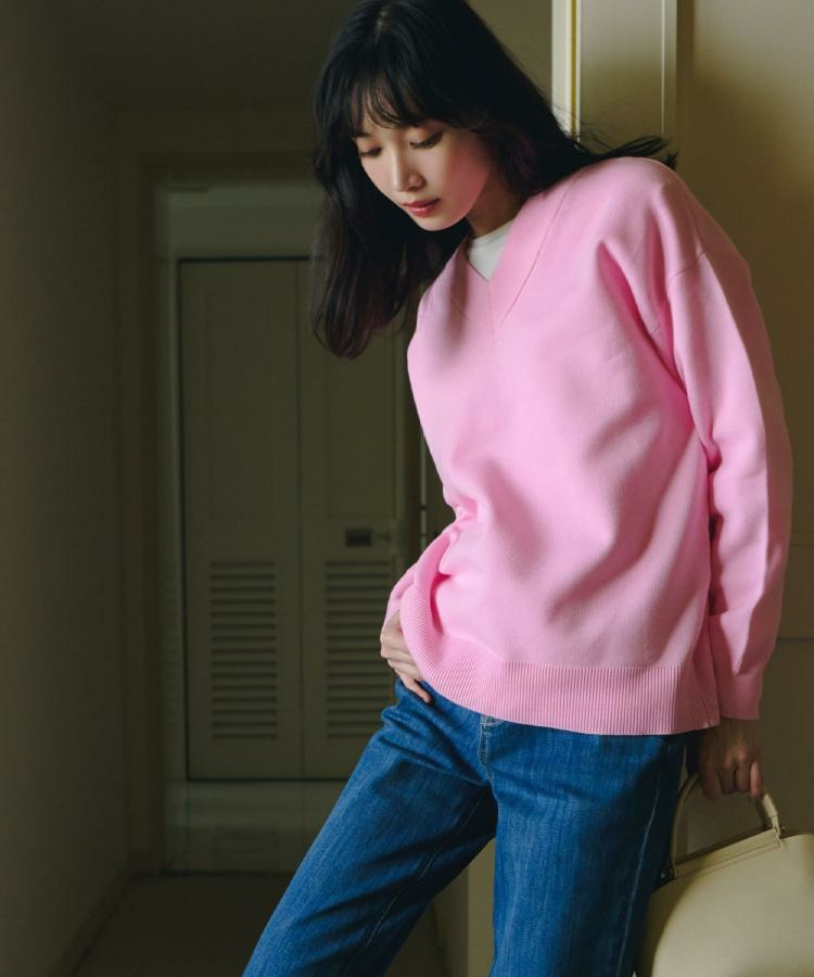 ラフさときれいめを両立する、大人のスウェットライクVネックニット