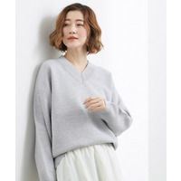 ラフさときれいめを両立する、大人のスウェットライクVネックニット