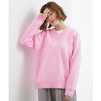 ラフさときれいめを両立する、大人のスウェットライクVネックニット