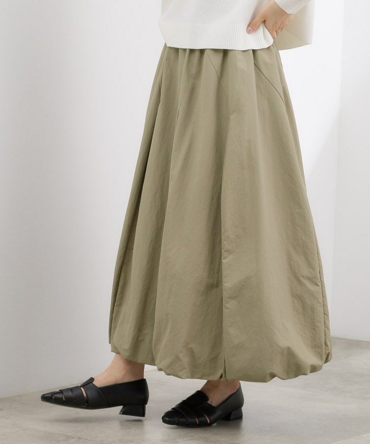 軽やかに揺れて、旬のムードを纏う エスカルゴバルーンスカート1