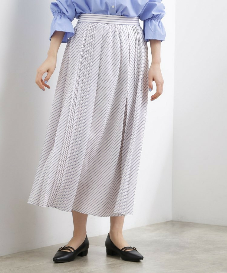 動くたびに表情が生まれる　軽やかストライププリーツスカート