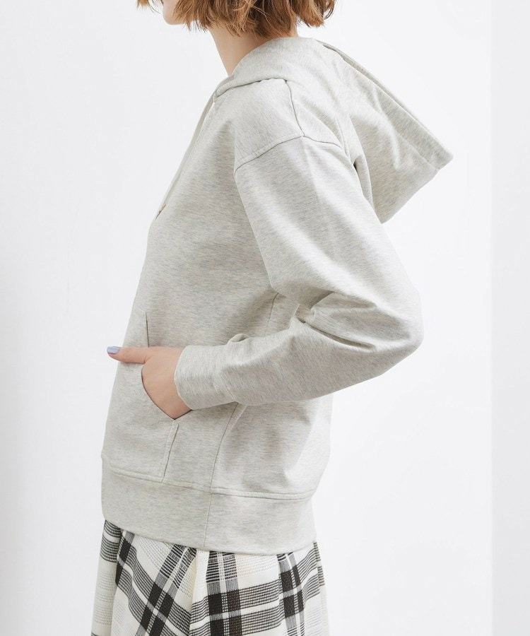 軽やかに羽織れてシーズンレスに活躍! 大人のジップパーカー15