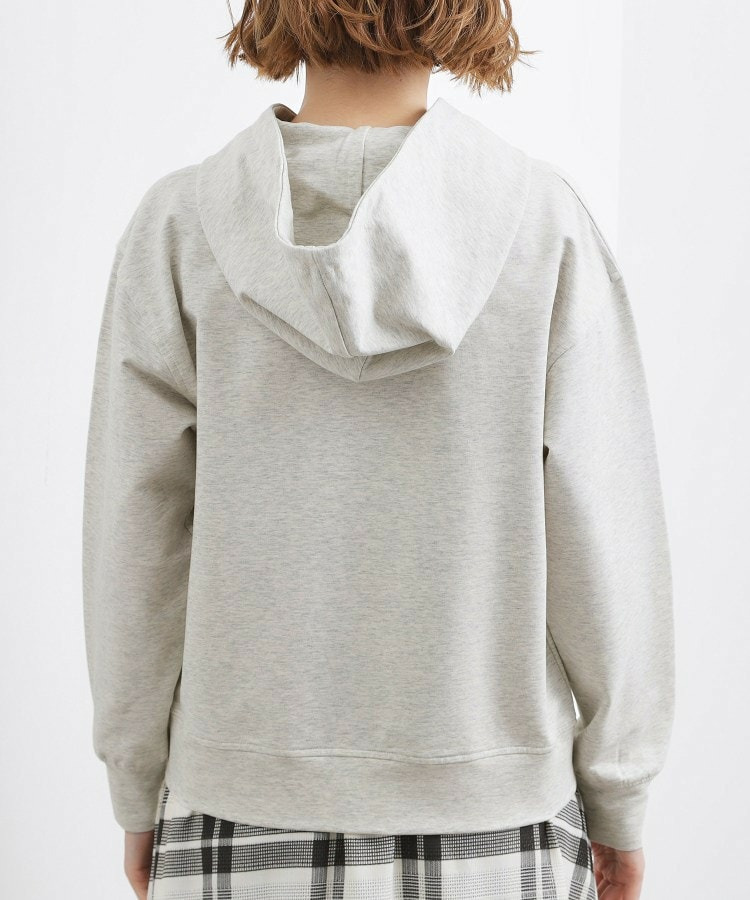 軽やかに羽織れてシーズンレスに活躍! 大人のジップパーカー16