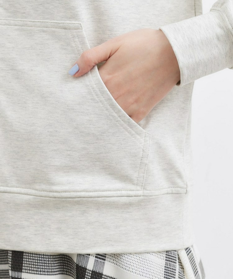 軽やかに羽織れてシーズンレスに活躍! 大人のジップパーカー19