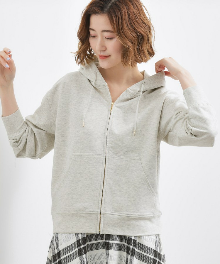 軽やかに羽織れてシーズンレスに活躍! 大人のジップパーカー2