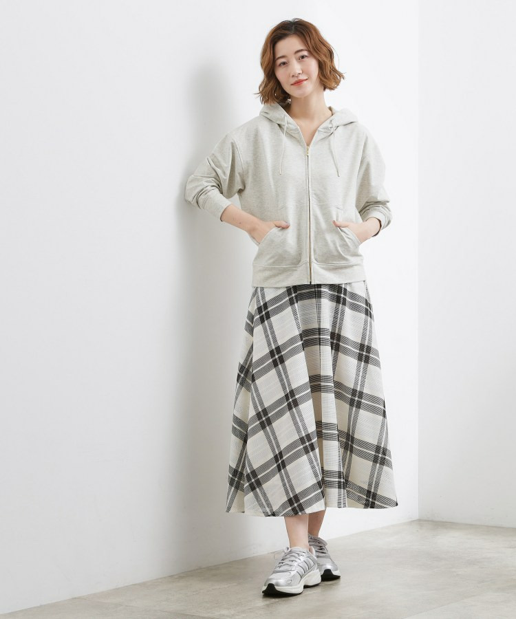 軽やかに羽織れてシーズンレスに活躍! 大人のジップパーカー3