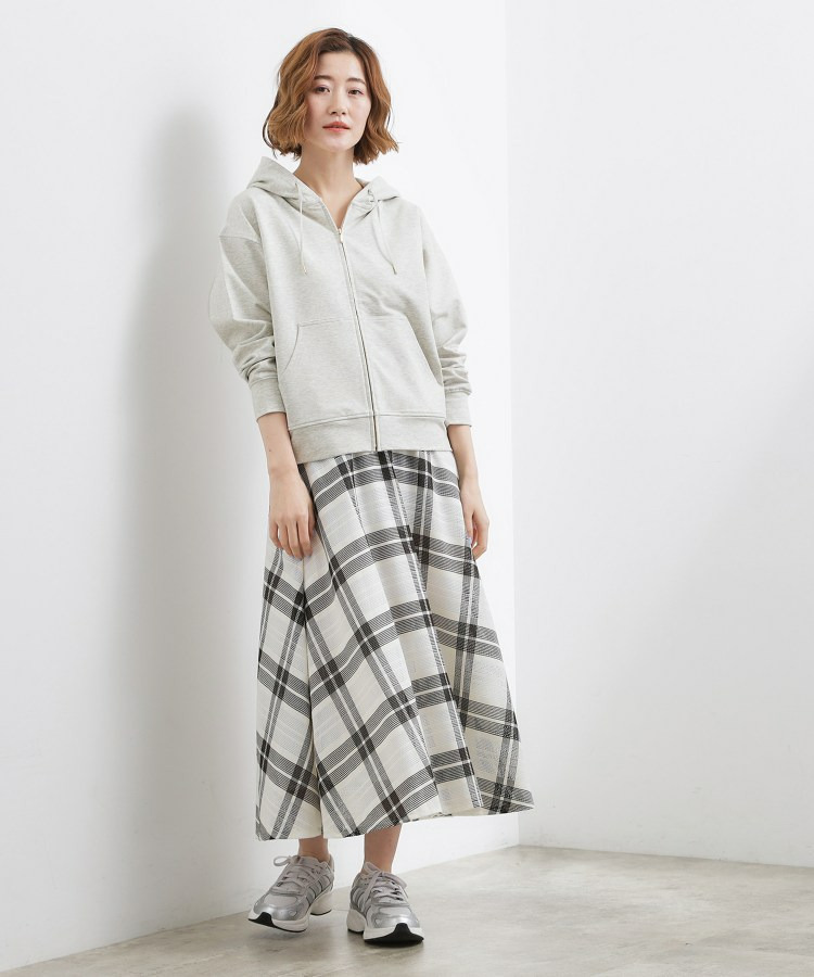 軽やかに羽織れてシーズンレスに活躍! 大人のジップパーカー4