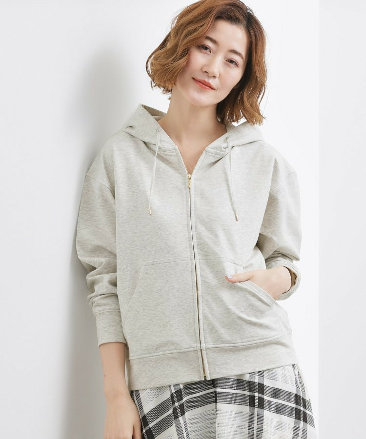 軽やかに羽織れてシーズンレスに活躍! 大人のジップパーカー1