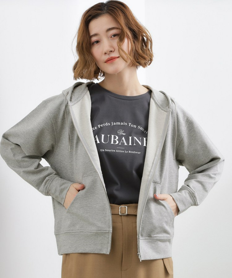 軽やかに羽織れてシーズンレスに活躍! 大人のジップパーカー1