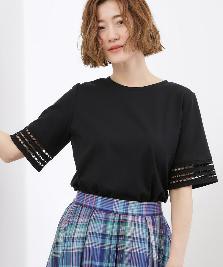 【二の腕カバー】袖口透かし刺繍Tシャツ1