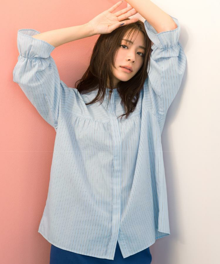 【貴島明日香さん着用／イージーケア／接触冷感】麻ブレンドスタンドギャザーシャツ