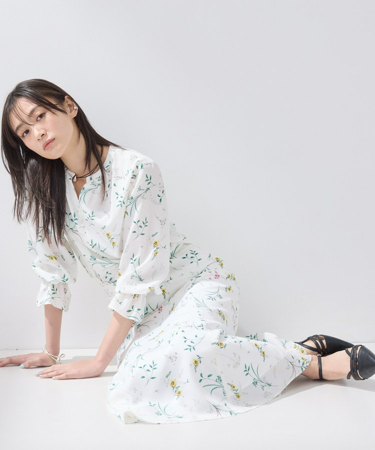 【SETUP可能】モダンフラワー柄キャンディスリーブブラウス4