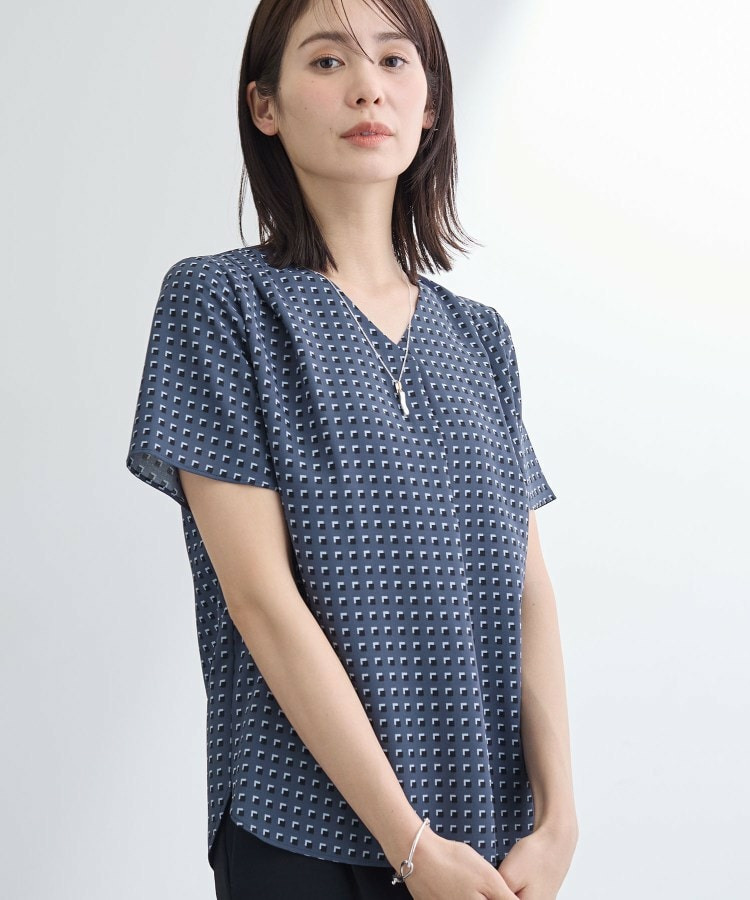 【洗える／UVケア】幾何学柄＆無地 タックVネック 半袖ブラウス