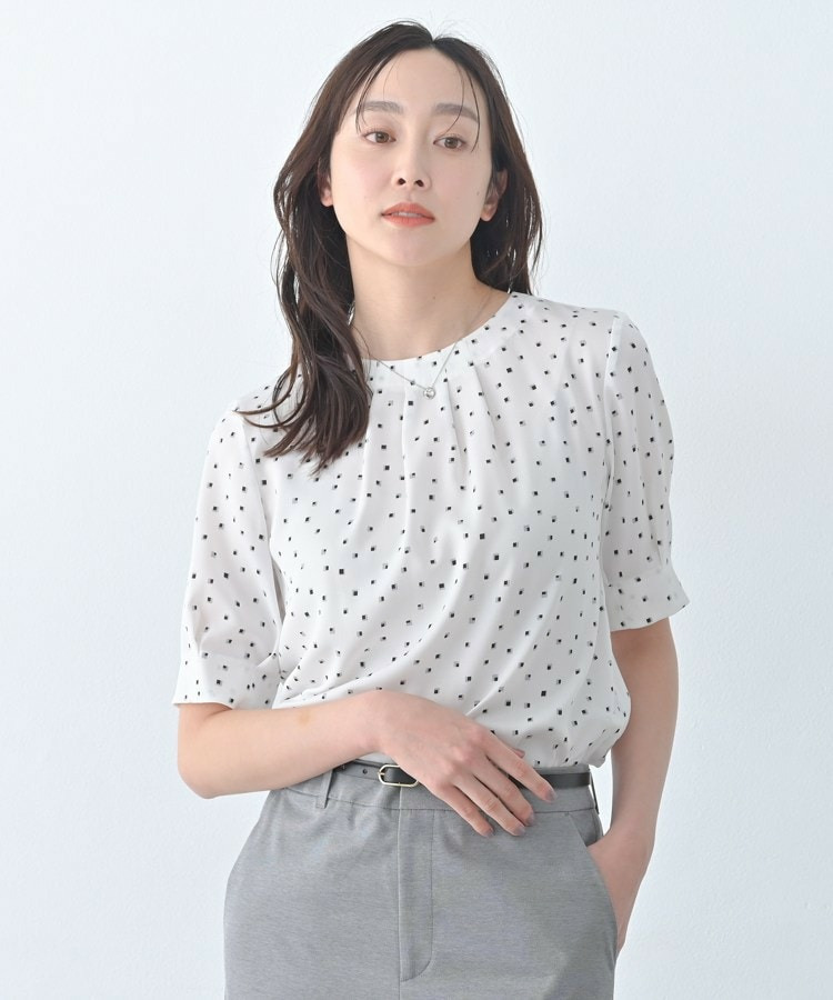 タックディティールブラウス