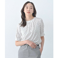 タックディティールブラウス