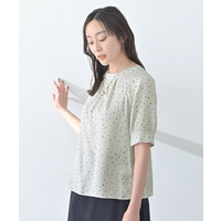 タックディティールブラウス