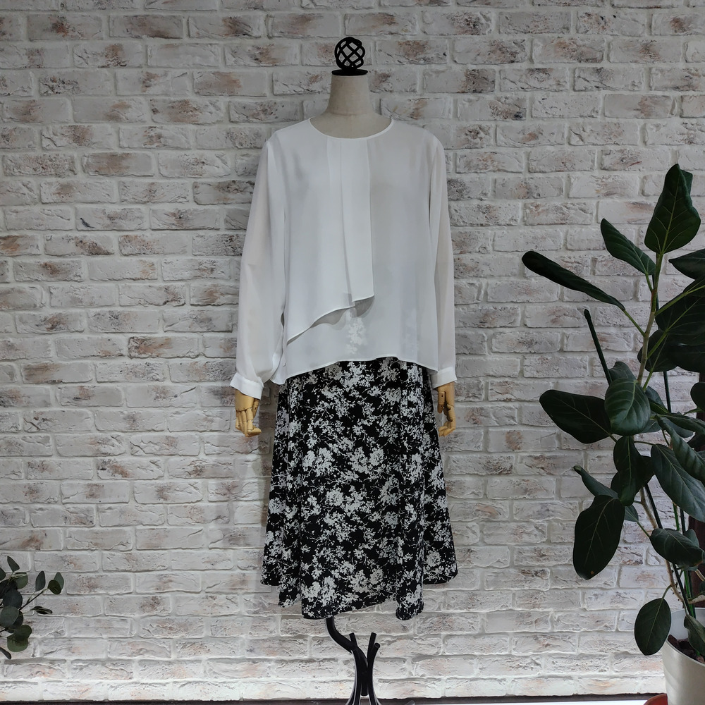 無地タックアシンメトリーブラウス1