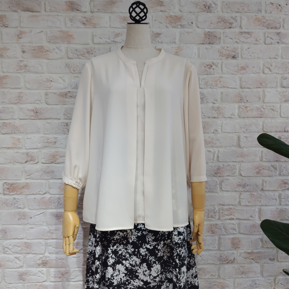 胸元を美しく見せるスキッパーVネックインタックブラウス1