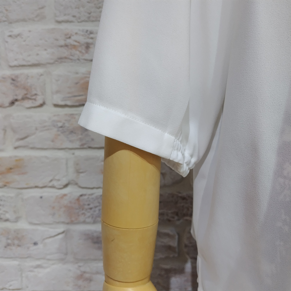 胸元を美しく見せるスキッパーVネックインタックブラウス10